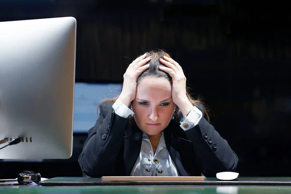 Chockad Kontor Anställd Kvinna Närbild Kontorist Bedrövad Med Hel Del — Stockfoto