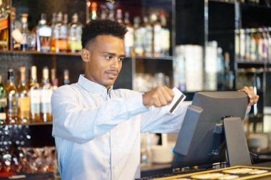 Yazar kasa bir restoran işçisi OAI yeni emri.