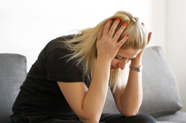 Yaşlı kadın. Aile içi şiddet