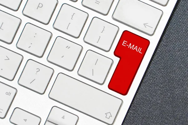 Tastatur-E-Mail auf schwarzem Hintergrund. — Stockfoto