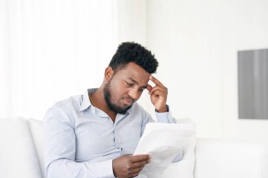 Genç adam bir kötü mektup uvolnenii var