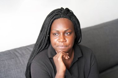 Afrikalı kadın acı içinde