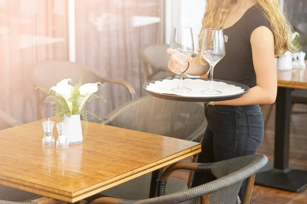 La camarera lleva copas de vino. — Foto de Stock