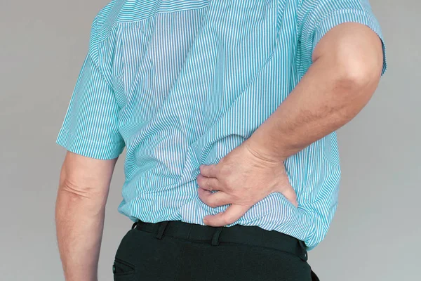 Hombre mayor, dolor en la parte baja de la espalda . —  Fotos de Stock