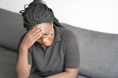 Kadın baş ağrısı kafasına sıkar