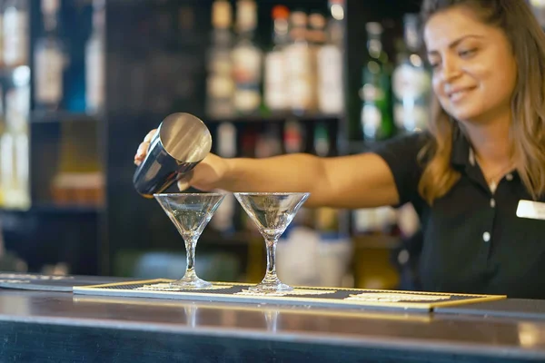 Barman vrouw houden een professionele shaker. — Stockfoto