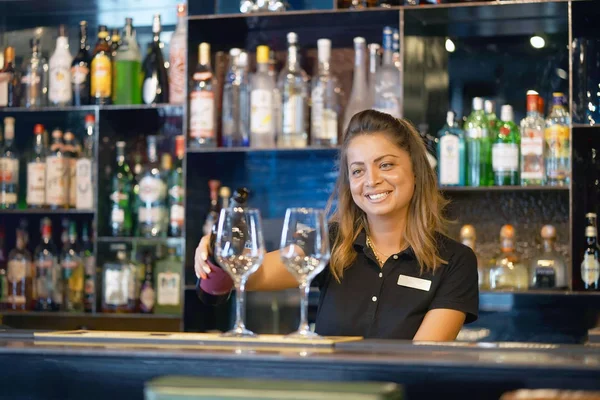 Ragazza barista versa il vino in un bicchiere di vino — Foto Stock