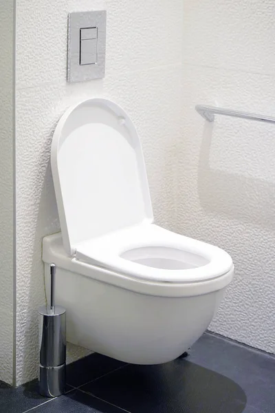 浴室里的白色马桶 — 图库照片