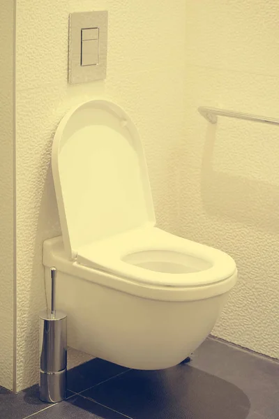 Banyoda beyaz tuvalet var. — Stok fotoğraf