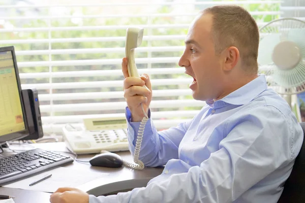 Bild eines gestressten Geschäftsmannes bei der Arbeit — Stockfoto