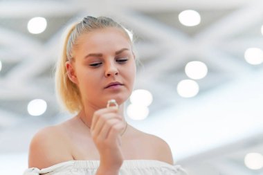 Bir alyans şüpheyle tutan bir kız