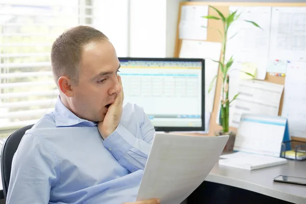 Office çalışma alanındaki bir belgeyi okurken iş adamı — Stok fotoğraf
