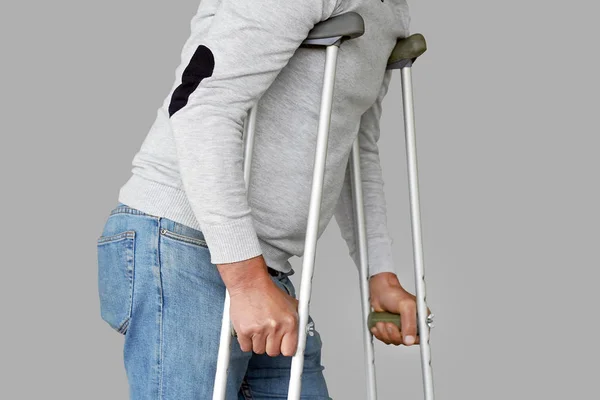 Man with crutch. Close-up. Side view — Stock Photo, Image