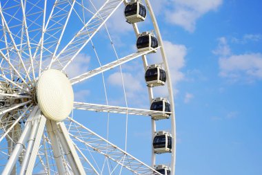 Dönme dolap gökyüzüne karşı