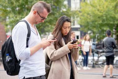 Akıllı telefonlar açık havada genç Çift