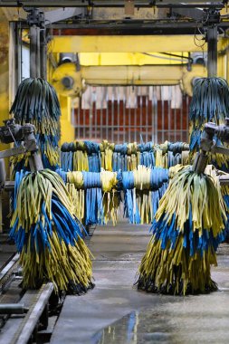 Oto yıkama içinde. Otomatik oto yıkama görünümünü.