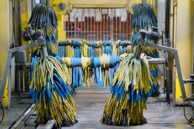 Oto yıkama içinde. Otomatik oto yıkama görünümünü.