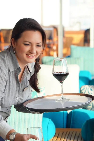 La camarera está llevando una copas de vino. El concepto de servicio. —  Fotos de Stock