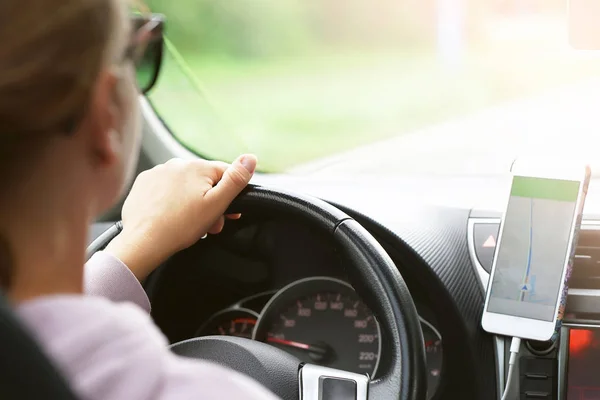 Una mujer conduciendo un coche. Vista trasera — Foto de Stock