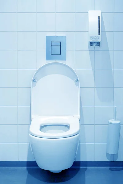 Biała toaleta w łazience — Zdjęcie stockowe