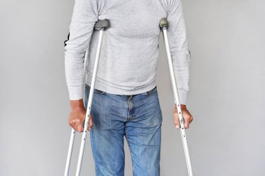 Koltuk değneği olan adam. Yakın çekim. Yan görünüm