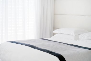 Bir otel odasının içinde.