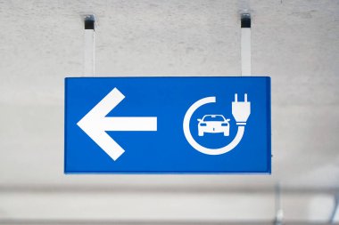 Elektrikli araba şarj istasyonu sinyali.
