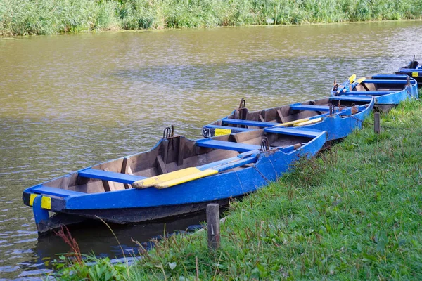 Uma fileira de barcos junto ao rio pela manhã . — Fotografia de Stock