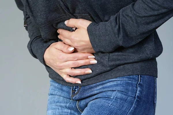 Dolor en el abdomen de la mujer — Foto de Stock