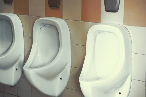 Moderno lavabo de baño blanco con grifo —  Fotos de Stock