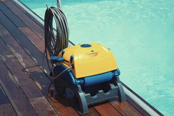 Pulitori automatici per piscine . — Foto Stock