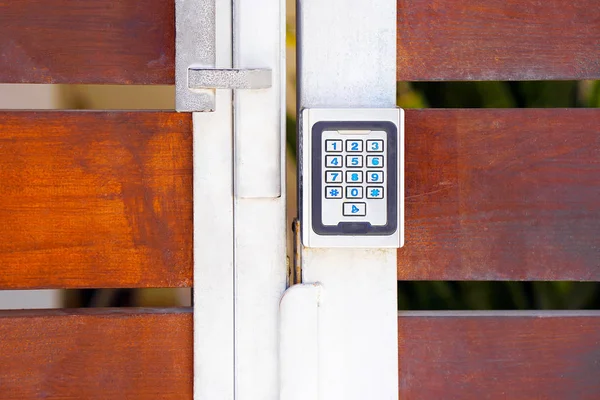 De drukknop lock close-up van buitendeuren — Stockfoto