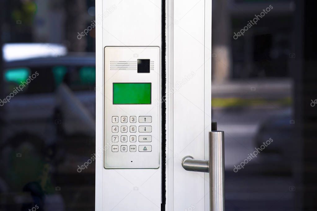 Close-up push-button lock of entrance doors