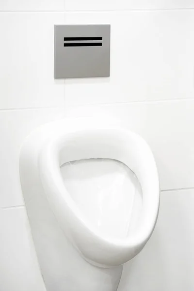 Λευκή τουαλέτα στο μπάνιο — Φωτογραφία Αρχείου