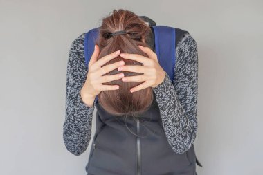 Kızın baş ağrısı. Kız kafasına sıkar