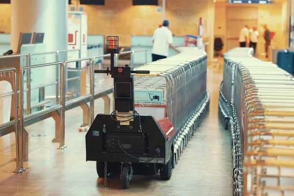 Alinearon carros en el aeropuerto. Carritos de equipaje en el aeropuerto. Carros de equipaje en el aeropuerto moderno . — Foto de Stock