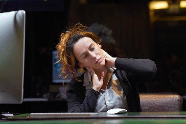 Yorgunluk bir kadın boyun ağrısı