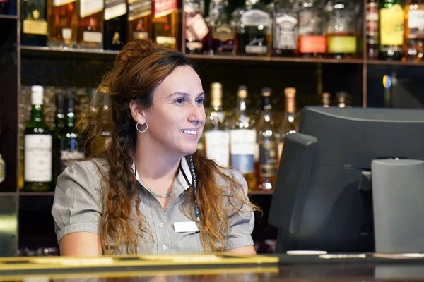 Il barista della cassa. — Foto Stock