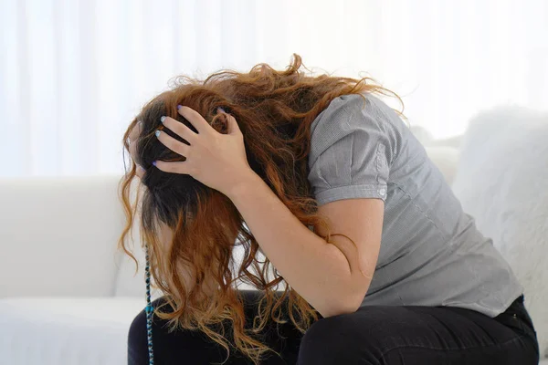 Dolor de cabeza de mujer. Chica aprieta su cabeza — Foto de Stock