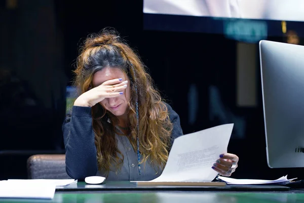 Mujer recibió una mala carta uvolnenii — Foto de Stock