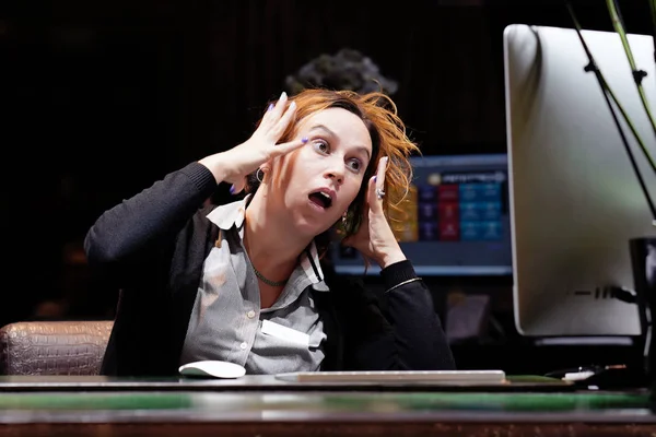 Vrouw in stress achter computer — Stockfoto