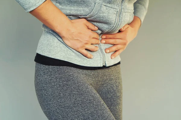 Dolor en el abdomen de una niña — Foto de Stock