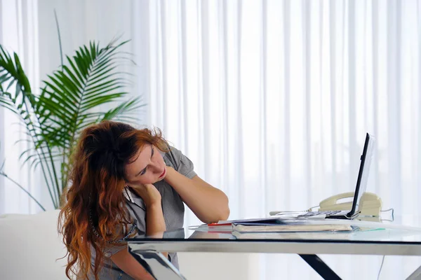 Yorgunluk bir kadın boyun ağrısı — Stok fotoğraf