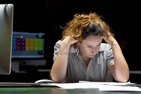 Женщина в стрессе перед компьютером — стоковое фото