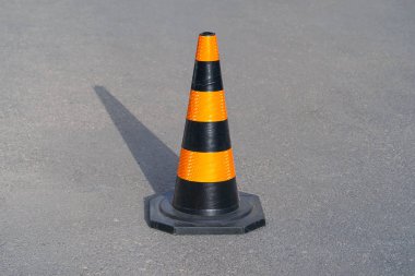 Asfalt üzerinde yol koni. Yolda kırmızı kapaklar