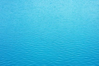 Temiz su arka plan, mavi doğal doku. Deniz dalgası yakın, düşük açı görünümü. deniz suyu arka plan