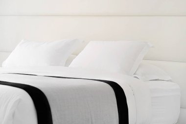 Bir otel odasının içinde.