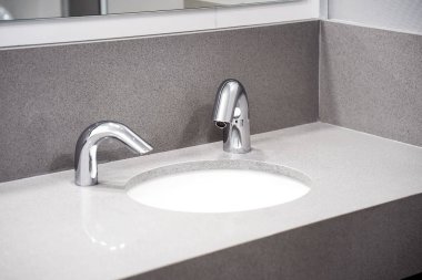 Modern beyaz banyo lavabo musluk ile