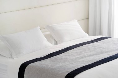 Bir otel odasının içinde.
