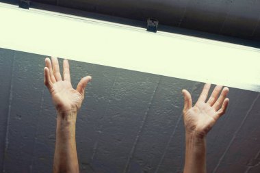 Elektrikçi adam işçi floresan lamba yükleme